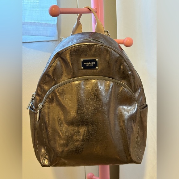 MICHAEL KORS JET SET BACKPACK
PALE GOLD MONOGRAM - Picture 8 of 17